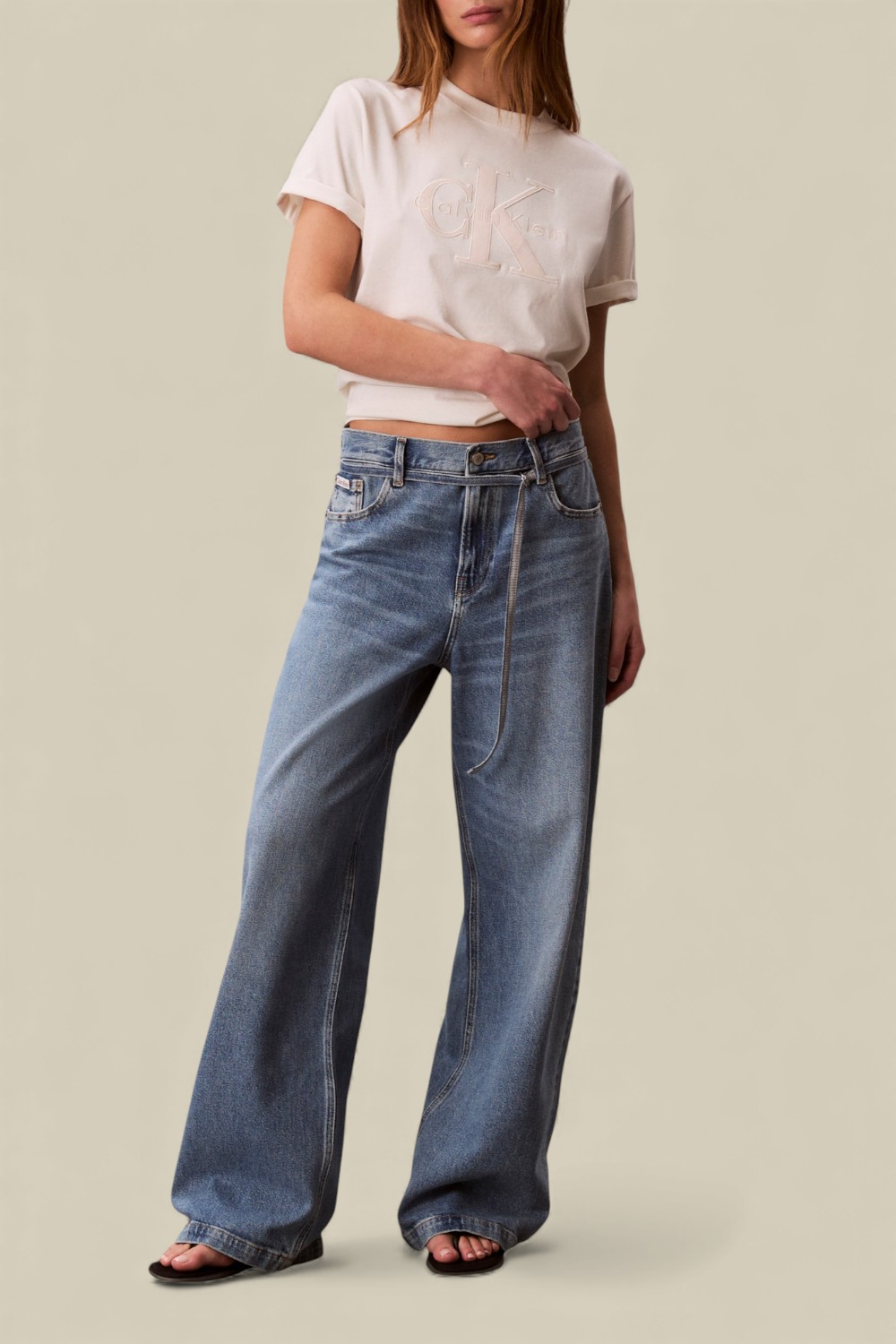 תמונת כל הלוק של מכנסי ג'ינס באגי